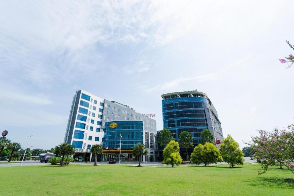 The Crew Hotel Kualanamu International Airport Μεντάν Εξωτερικό φωτογραφία