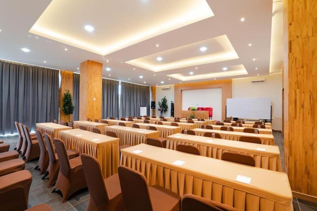 The Crew Hotel Kualanamu International Airport Μεντάν Εξωτερικό φωτογραφία