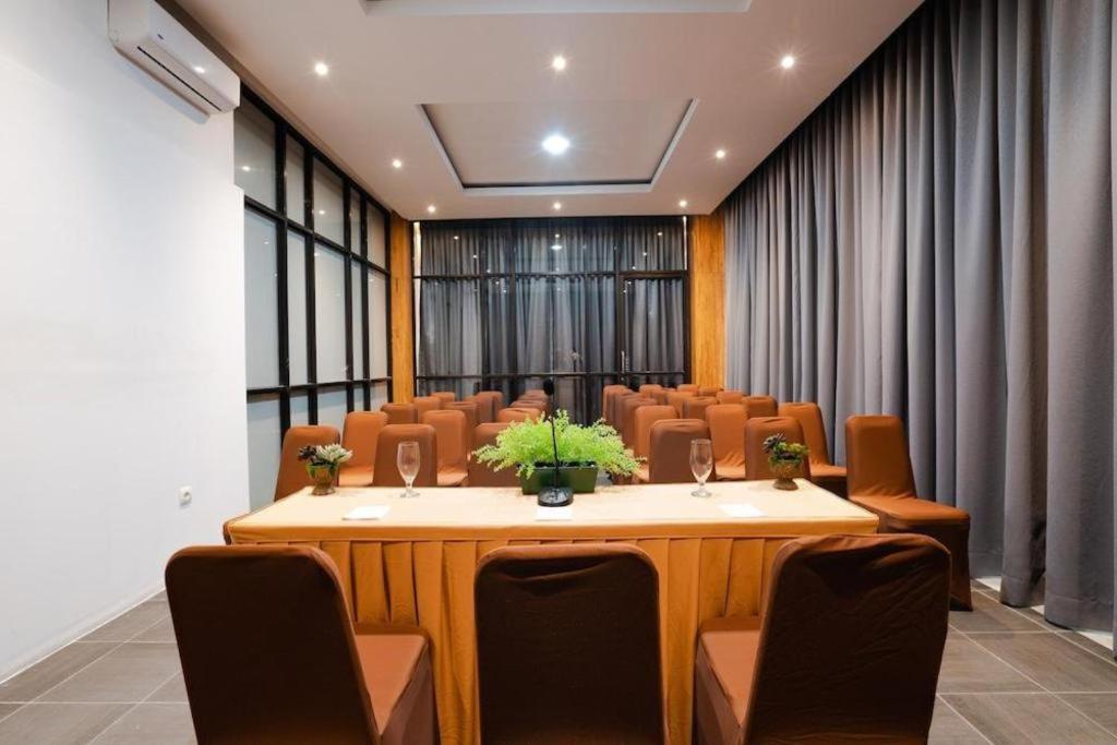 The Crew Hotel Kualanamu International Airport Μεντάν Εξωτερικό φωτογραφία