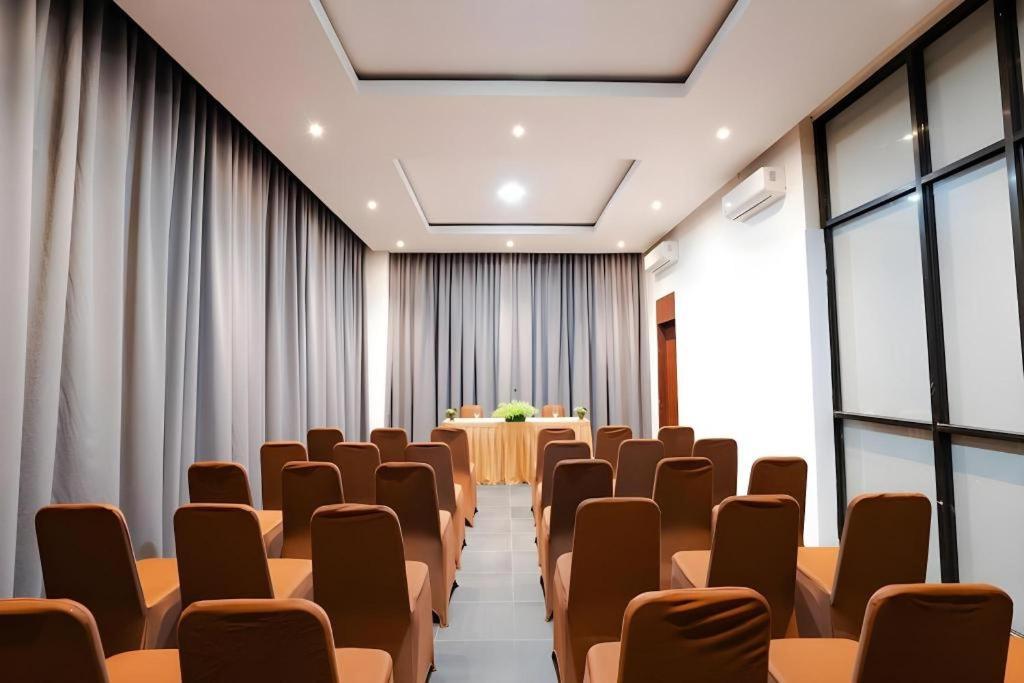 The Crew Hotel Kualanamu International Airport Μεντάν Εξωτερικό φωτογραφία