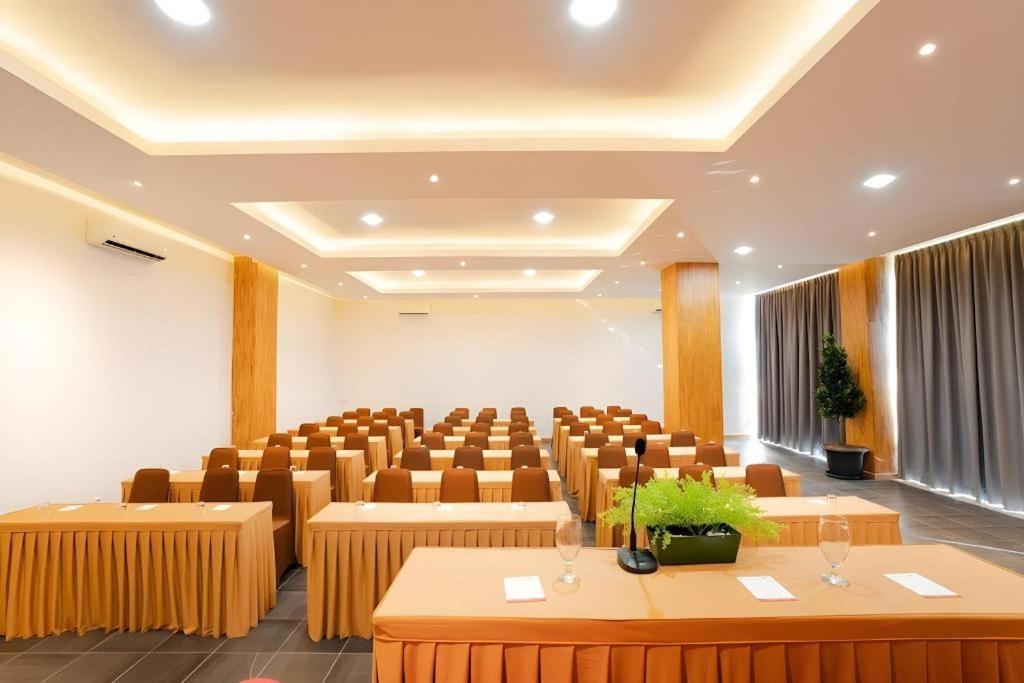 The Crew Hotel Kualanamu International Airport Μεντάν Εξωτερικό φωτογραφία