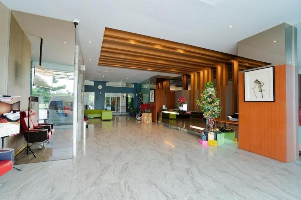 The Crew Hotel Kualanamu International Airport Μεντάν Εξωτερικό φωτογραφία
