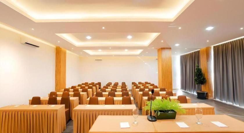 The Crew Hotel Kualanamu International Airport Μεντάν Εξωτερικό φωτογραφία