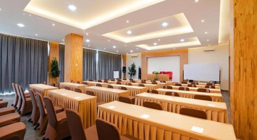 The Crew Hotel Kualanamu International Airport Μεντάν Εξωτερικό φωτογραφία