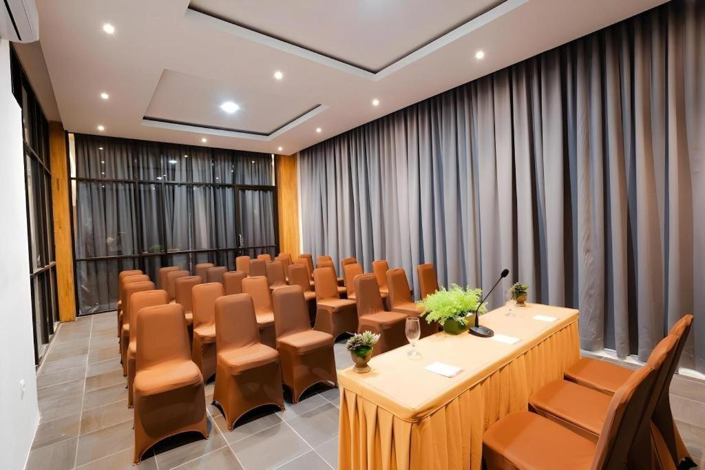 The Crew Hotel Kualanamu International Airport Μεντάν Εξωτερικό φωτογραφία