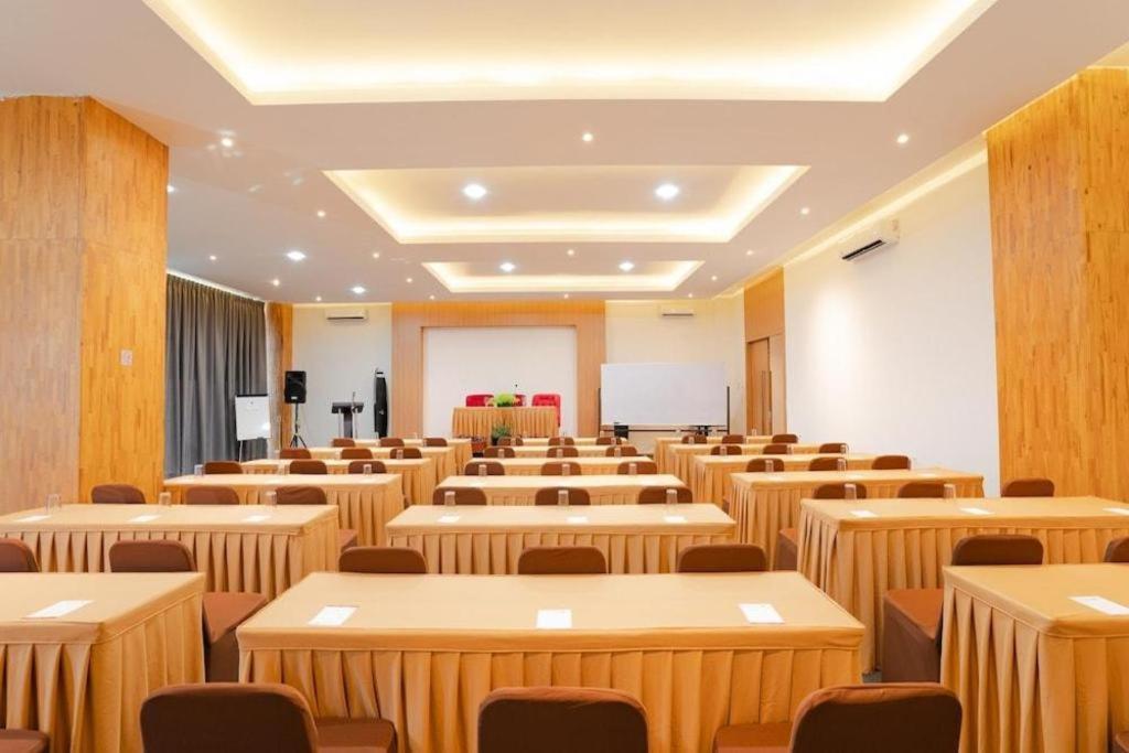 The Crew Hotel Kualanamu International Airport Μεντάν Εξωτερικό φωτογραφία