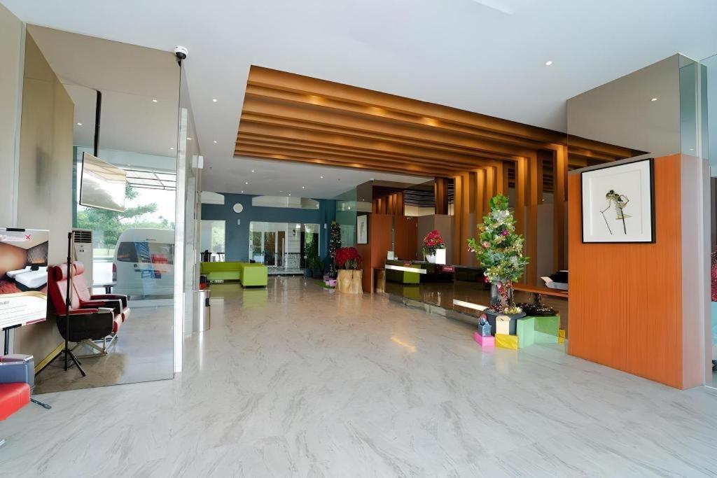 The Crew Hotel Kualanamu International Airport Μεντάν Εξωτερικό φωτογραφία
